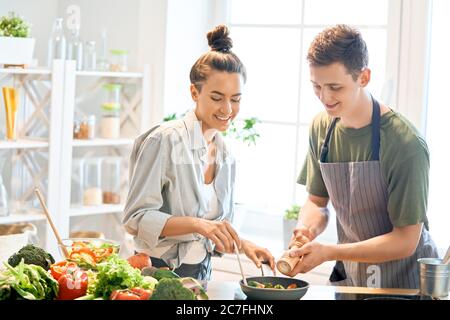 Gesunde Ernährung zu Hause. Happy Loving Paar bereitet die richtige Mahlzeit in der Küche. Stockfoto