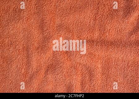 Frottee-Handtuch Textur mit Falten. Korallenfarbe Stockfoto