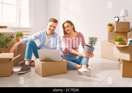 Glückliche junge verheiratete Paar sind in neue Wohnung zu bewegen. Stockfoto