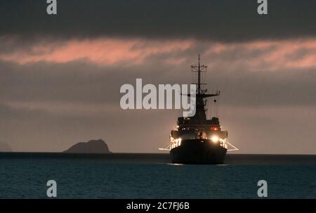 Bullens Bay, Kinsale, Cork, Irland. Juli 2020. Das irische Marineschiff LÉ Samuel Beckett liegt vor Anker und wird in Bullens Bay in der Nähe des Old Head of Kinsale, Co. Cork, Irland, gegen das Morgenlicht silhouettiert. Kredit; David Creedon / Alamy Live Nachrichten Stockfoto