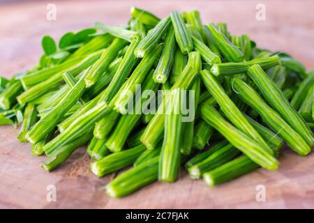 Gesunde Drumsticks mit Holzkegel Stockfoto