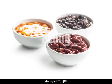 Verschiedene Bohnen mit Sauce in Schalen isoliert auf weißem Hintergrund. Stockfoto
