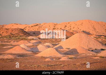 Berge von alten Felsen und Sand Opal Bergbau Abstände in Das australische Outback in der Nähe von Coober Pedy Stockfoto