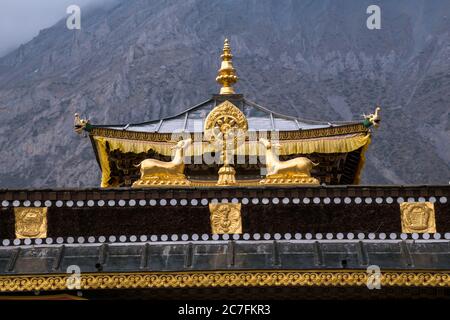 Dharmachakra flankiert von zwei Hirschen auf Mharme Lha Khang (Narsingh) Gompa in Muktinath, Lower Mustang, Nepal Stockfoto