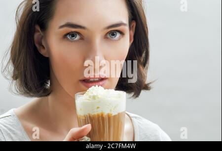 Frau mit einem aromatischen Kaffee in Händen Stockfoto