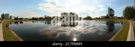 Sommerpanorama des Flusses mit der Nationalbibliothek von Weißrussland. Slepian Water System. Minsk. Weißrussland. Stockfoto