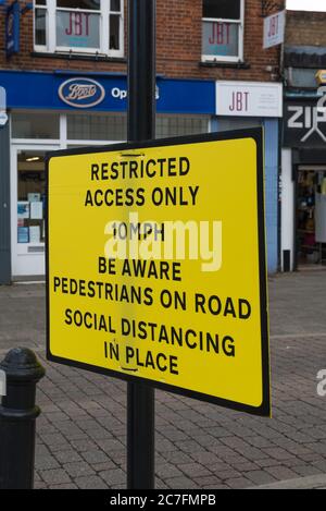 Maßnahmen und Hinweise zur Beschränkung des Straßenverkehrs auf Covid 19, Rickmansworth, Hertfordshire, England, Großbritannien Stockfoto