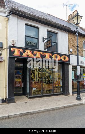 Renaissance Tattoo and Body Piercing Studio, High Street, Rickmansworth, Hertfordshire, England, Großbritannien Stockfoto