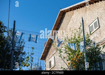 Low-Angle-Aufnahme der Israel-Fahnen hing von der Zäune aus einem Haus Stockfoto