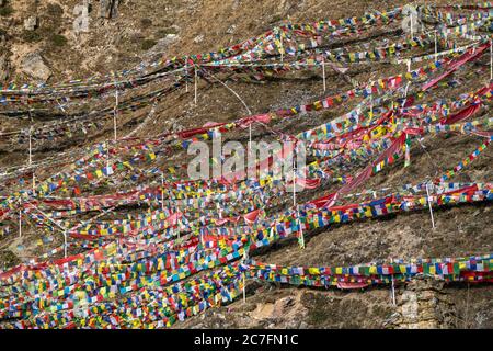 Buddhistische Gebetsfahnen auf dem Gelände des Muktinath-Tempels in Muktinath, Nepal Stockfoto