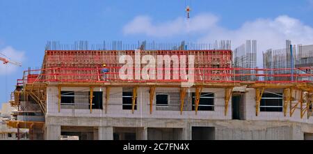 Bau eines mehrstöckigen Gebäudes mit monolithischen Stahlbetonwänden mit Holz-Metall-Schalung Stockfoto