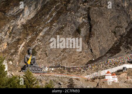 Statue von Buddha und Gebetsfahnen im Muktinath Tempel, Nepal Stockfoto