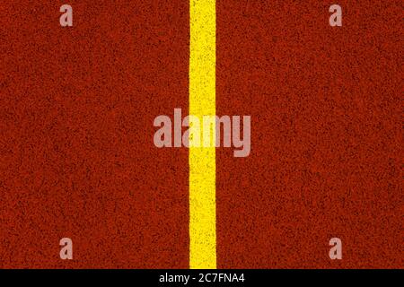 Nahaufnahme der gelben Linie auf der roten Stadion-Laufstrecke Stockfoto