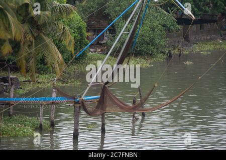 Chinesische Fischernetze, umgangssprachlich bekannt als Cheena Vala, ist ein allgemeiner Anblick in den Rückwässern von Kerala Kochi. Stockfoto
