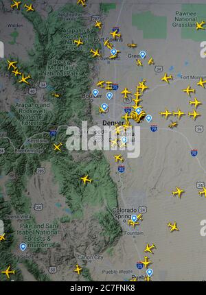 Flugverkehr über Denver, USA, (16. juli 2020, UTC 21.51) im Internet mit Flightradar 24-Website, während der Coronavirus-Pandemie Stockfoto