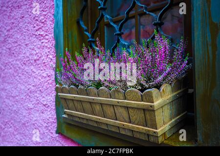 Typisch österreichisches Alpenhaus mit hellen Blumen auf dem Balkon. Lage: Ferienort Hallstatt, Salzkammergut Region, Österreich, Alpen. Europa. Stockfoto