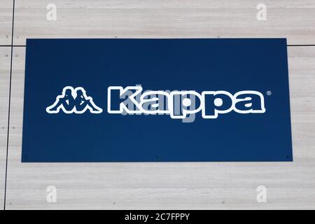 Villefranche, Frankreich - 17. Mai 2020: Kappa-Logo an der Wand. Kappa ist eine italienische Sportartikelmarke, die in Turin, Piemont, Italien, gegründet wurde Stockfoto