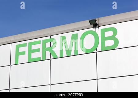 Macon, Frankreich - 15. März 2020: Fermob-Logo an einer Wand. Fermob ist ein französisches Unternehmen, das Metallmöbel und farbige Gartenmöbel entwirft und herstellt Stockfoto