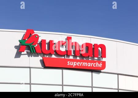 Massieux, Frankreich - 14. März 2018: Auchan Supermarket Logo. Auchan ist ein französischer internationaler Handelskonzern Stockfoto