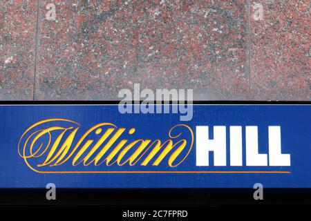 London, Vereinigtes Königreich - 25. September 2019: William Hill Logo an einer Wand. William Hill ist ein Buchmacher mit Sitz in London, England Stockfoto