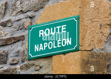 Schild an einer Wand mit Route Napoleon in Frankreich Stockfoto