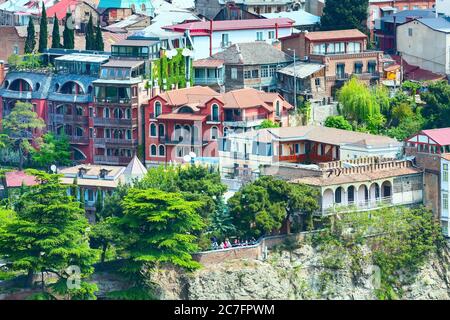 Luftaufnahme von Häusern mit traditionellen Holzmöbeln carving Balkone in der Altstadt von Tiflis, Georgien Stockfoto