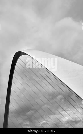 NEWCASTLE, VEREINIGTES KÖNIGREICH - 02. Sep 2019: Schwarz-weiß Nahaufnahme der Millennium Brücke in Newcastle von einem über gegossenen Tag Stockfoto