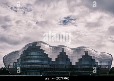 NEWCASTLE, GROSSBRITANNIEN - 02. Sep 2019: Aufnahme von Sage Gateshead Gebäuden an einem Tag in Newcastle Stockfoto