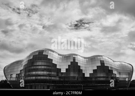 NEWCASTLE, VEREINIGTES KÖNIGREICH - 02. Sep 2019: Schwarz-weiß Aufnahme des Sage Gateshead Gebäudes in Newcastle an einem Tag mit Überbesetzung Stockfoto