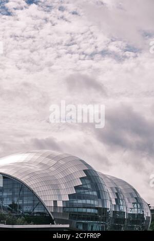 NEWCASTLE, VEREINIGTES KÖNIGREICH - Sep 02, 2019: Nahaufnahme des Sage Gateshead Gebäudes an einem bewölkten Tag in Newcastle Stockfoto