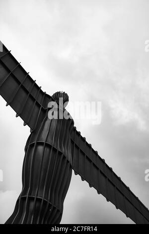 NEWCASTLE, GROSSBRITANNIEN - 02. Sep 2019: Schwarz-weiß Nahaufnahme von Newcastles Angle of the North, hoch stehend auf einer bedeckten, wolkigen Da Stockfoto