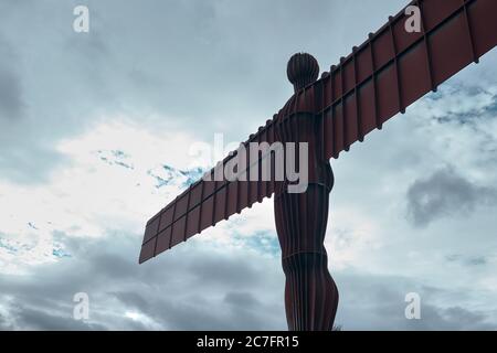 NEWCASTLE, VEREINIGTES KÖNIGREICH - 02. Sep 2019: Nahaufnahme des Nordwinkels in Newcastle mit über gegossenen Wolken, die die Sonne blockieren Stockfoto