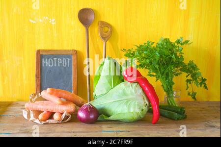 Gemüse, Zutaten für einen Eintopf mit Kohl und Karotten Stockfoto