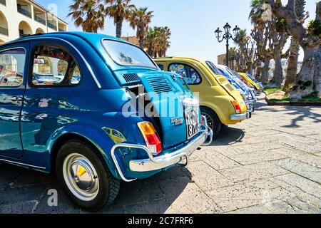 Eine Parade von mehrfarbigen Fiat 500, der wahre italienische Stil, in Italien gemadet und gebaut Stockfoto