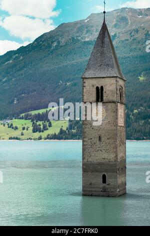 Der Glockenturm von Curon, Südtirol (Italien). Stockfoto