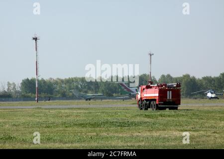 flughafen-Support-Services - Feuerwehrmaschine auf dem Flugplatz eines Flughafens Stockfoto