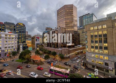 WELLINGTON, NEUSEELAND - 12. Jun 2015: Die geschäftige Stadt Wellington mit vielen modernen Gebäuden in der Dämmerung im Winter Stockfoto