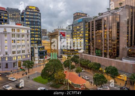 WELLINGTON, NEUSEELAND - 12. Jun 2015: Die geschäftige Stadt Wellington mit vielen modernen Gebäuden in der Dämmerung im Winter Stockfoto