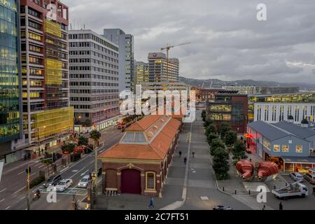 WELLINGTON, NEUSEELAND - 12. Jun 2015: Die geschäftige Stadt Wellington mit vielen modernen Gebäuden in der Dämmerung im Winter Stockfoto