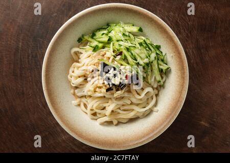 Schüssel Nudeln mit Soja-Bohnen-Paste in Peking, China Stockfoto