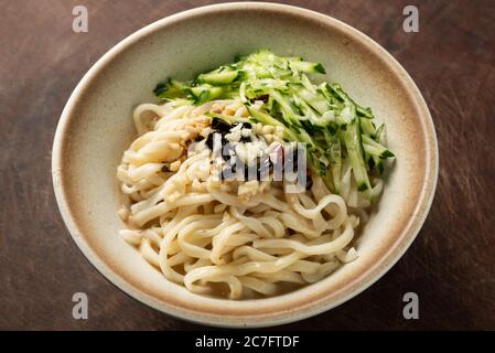 Schüssel Nudeln mit Soja-Bohnen-Paste in Peking, China Stockfoto