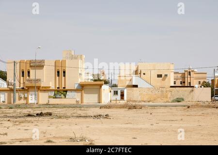 Al Qasab, Saudi-Arabien, Februar 16 2020: Typische Häuser in einem Viertel in einer kleinen Stadt in der Wüste Saudi-Arabiens. Stockfoto