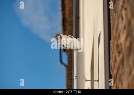 Detailansicht eines neu installierten Dampfventilatorrohrs, das an einem Kondensatorkessel in einem Privathaus angeschlossen ist. Stockfoto