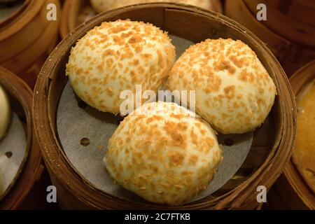 Dim Sum ist ein Stil der chinesischen Küche (vor allem Kantonesisch) als kleine mundgerechte Portionen von Nahrung in kleinen Dampfer Körbe serviert vorbereitet. Stockfoto