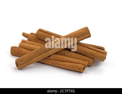 Zimtstangen isoliert vor weißem Hintergrund Stockfoto