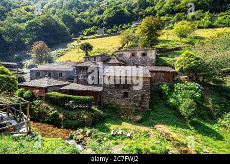 Teixois Dorf, Los Oscos, Asturien. Ethnographische Website stammt aus dem 18. Jahrhundert und basiert auf der integralen Nutzung der hydraulischen Energie der ri Stockfoto