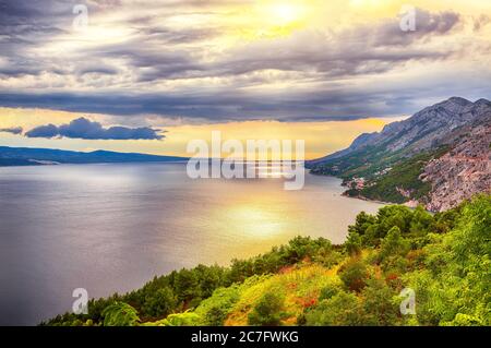 Schöne Aussicht auf das Adriatische Meer und die Küste in Makarska riviera. Lage: Makarska riviera, Dalmatien, Kroatien, Europa Stockfoto