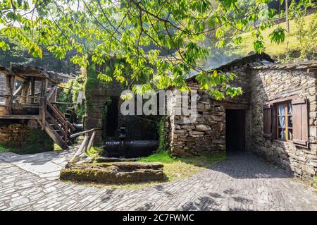 Wassermühle im Dorf Teixois, Los Oscos, Asturien. Ethnographische Website auf der Grundlage der integralen Nutzung der hydraulischen Energie des Flusses. Stockfoto