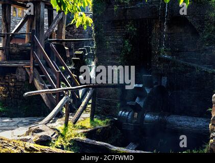 Wassermühle im Dorf Teixois, Los Oscos, Asturien. Ethnographische Website auf der Grundlage der integralen Nutzung der hydraulischen Energie des Flusses. Stockfoto