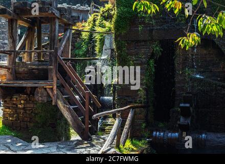 Wassermühle im Dorf Teixois, Los Oscos, Asturien. Ethnographische Website auf der Grundlage der integralen Nutzung der hydraulischen Energie des Flusses. Stockfoto